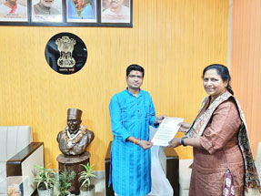 14th November 2022, Karnataka legislative council member Dr. Tejaswini Gowda visited the ICHR's head office, New Delhi. During this Member Secretary Professor Umesh Ashok Kadam welcomed her, Dr. Gowda appreciated the innovative efforts of ICHR, and positively assured to take over the maintenance and renovation work of the ICHR Regional Centre at Bengaluru from her Legislative Area Development Fund to the council for the maintenance/ reconstruction worth Rs 25 lakhs. The work will commence very soon.